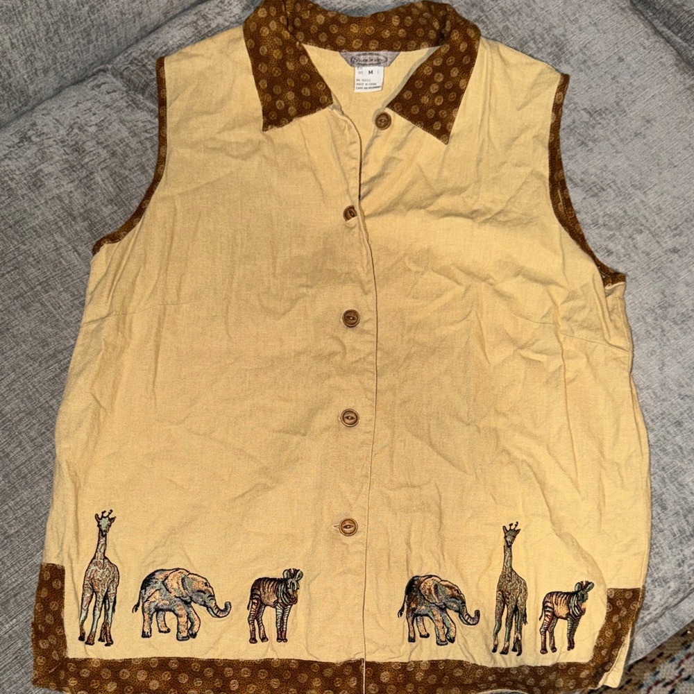 Vintage Yellow Sleeveless Button-Up Tank with Animal Embroidery beautiful detail